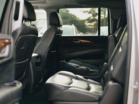 Used 2019 Cadillac Escalade ESV Luxury image 12