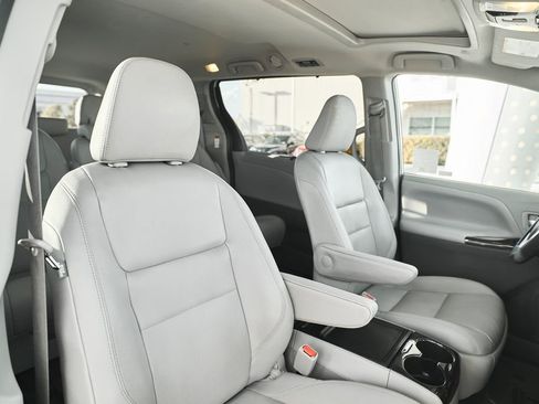 Used 2020 Toyota Sienna XLE w/ XLE Navigation Package image 22