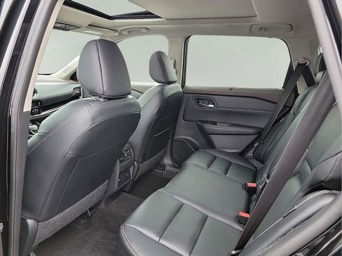 Used 2023 Nissan Rogue SL w/ SL Premium Package image 9