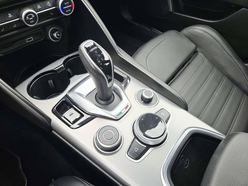 Used 2024 Alfa Romeo Giulia Veloce AWD/4WD image 32