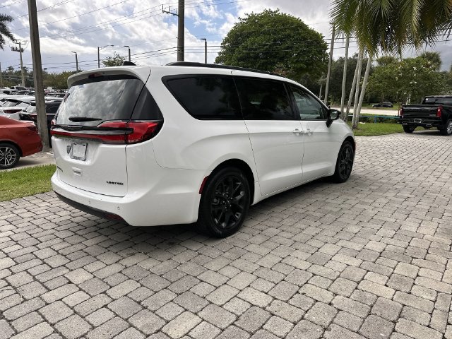Used 2025 Chrysler Pacifica Limited FWD image 38