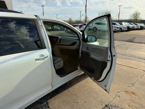 Used 2015 Toyota Sienna XLE Premium image 26