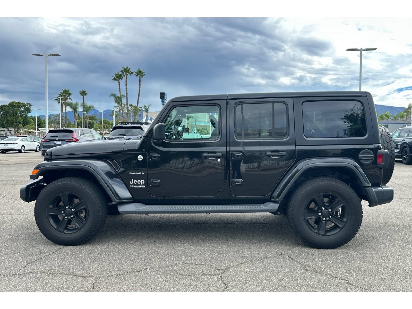 Used 2018 Jeep Wrangler Unlimited Sahara AWD/4WD image 2
