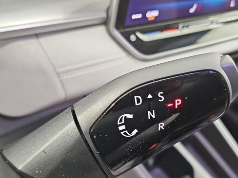 Certified 2025 Volkswagen Tiguan SE R-Line AWD/4WD image 26