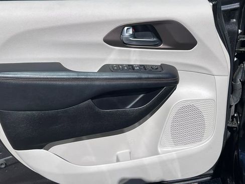Used 2017 Chrysler Pacifica Touring FWD image 14