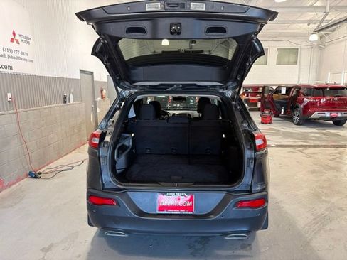 Used 2015 Jeep Cherokee Latitude w/ Cold Weather Group AWD/4WD image 5