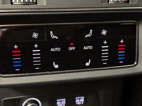 Used 2019 Audi Q8 Prestige w/ Luxury Package image 21