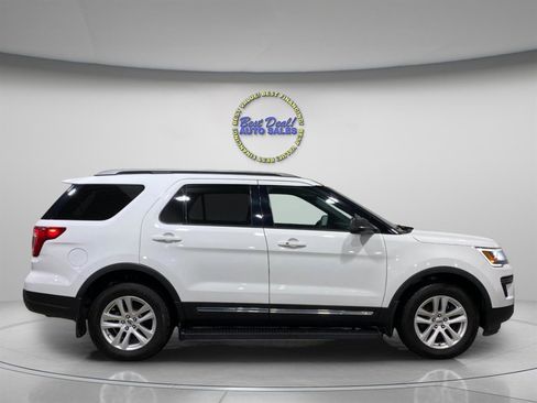 Used 2018 Ford Explorer XLT AWD/4WD image 6