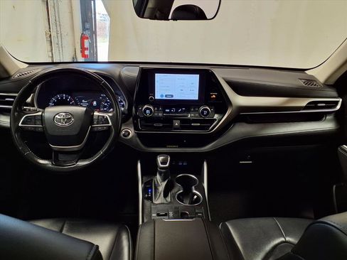 Used 2024 Toyota Highlander XLE image 11
