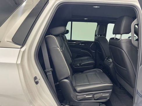 Used 2022 Cadillac Escalade Premium Luxury image 17