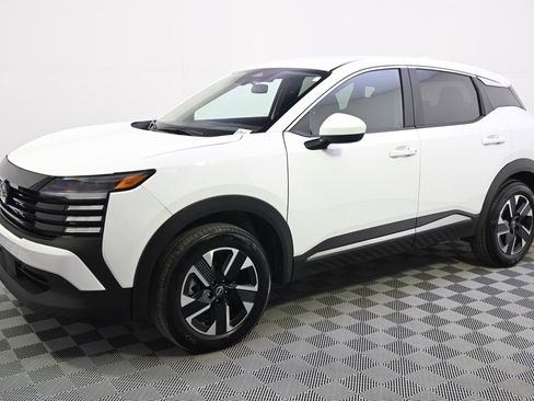 Used 2025 Nissan Kicks SV image 2