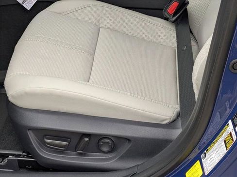 Used 2025 Toyota Camry XLE image 4