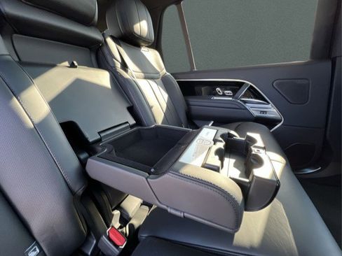 New 2025 Land Rover Range Rover Long Wheelbase SE image 18