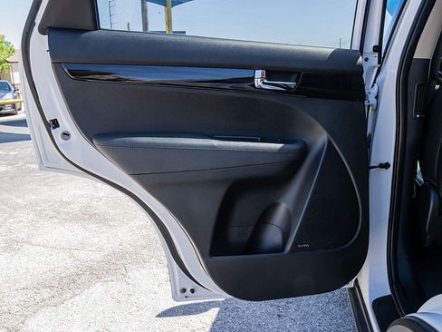 Used 2011 Kia Sorento EX w/ Premium Pkg image 11