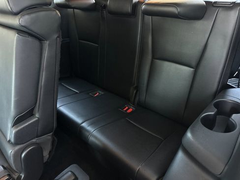 Used 2021 Toyota Highlander XLE AWD/4WD image 14