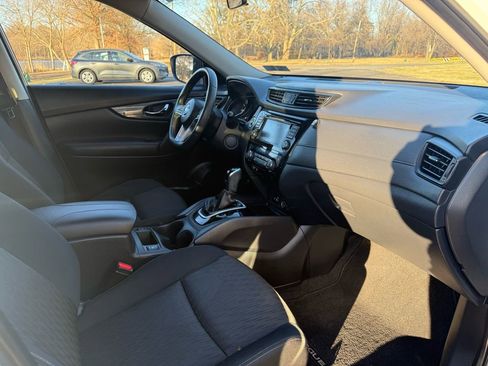 Used 2020 Nissan Rogue SV image 12