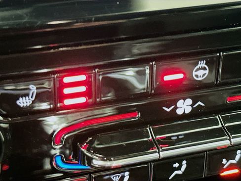 Used 2024 Jeep Grand Cherokee Limited w/ Black Appearance Package image 21