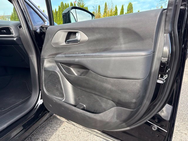 Used 2025 Chrysler Pacifica Select FWD image 11
