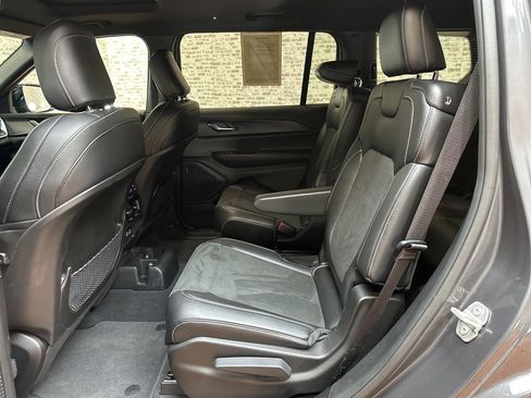 Used 2024 Jeep Grand Cherokee L Altitude image 15