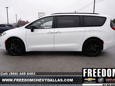 Used 2025 Chrysler Pacifica Limited image 4