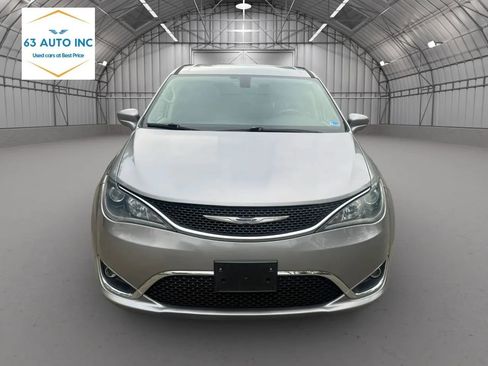 Used 2017 Chrysler Pacifica Touring-L FWD image 8
