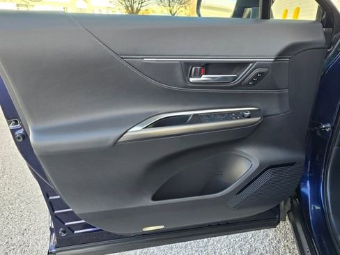 Used 2022 Toyota Venza XLE image 16