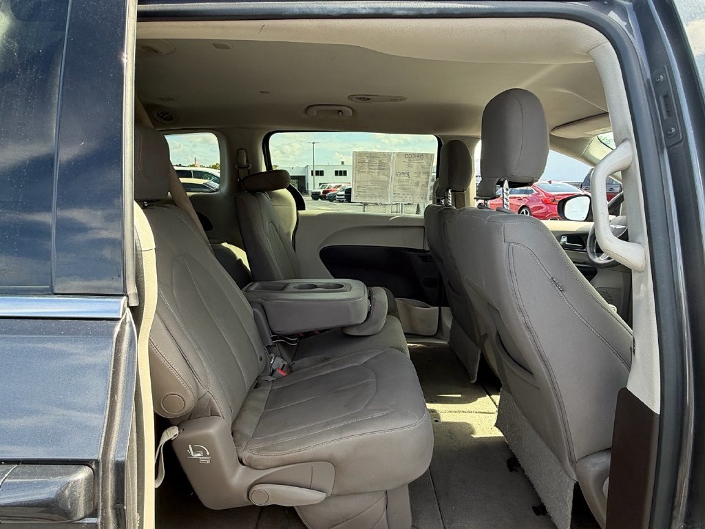 Used 2017 Chrysler Pacifica Touring FWD image 15