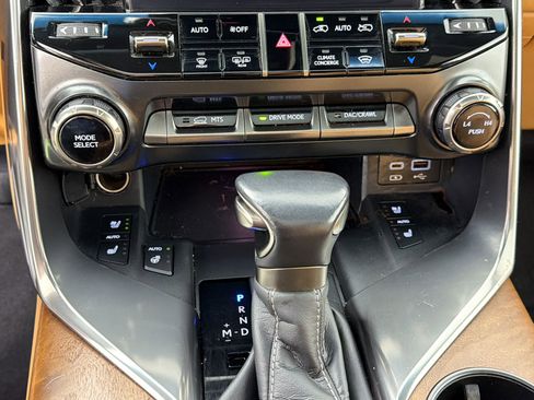 Used 2023 Lexus LX 600 4WD w/ Luxury Package image 19