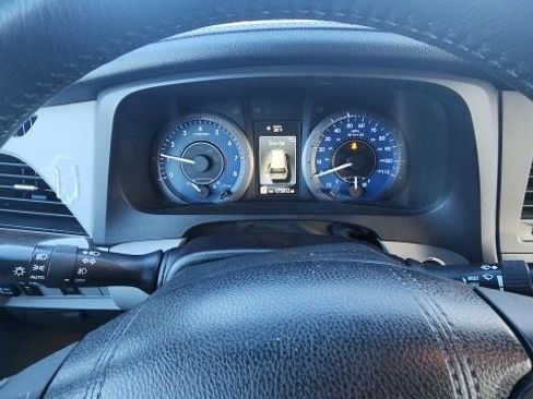 Used 2017 Toyota Sienna XLE image 10