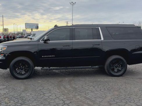 Used 2018 Chevrolet Suburban LT w/ Z71 Midnight Edition image 5