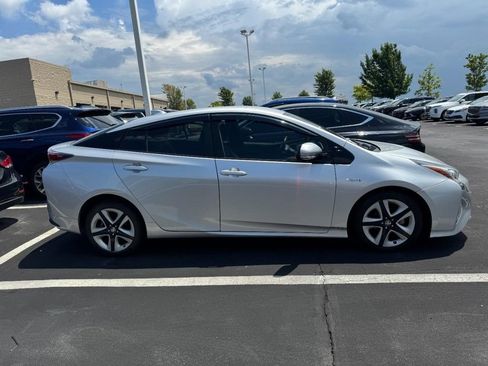 Used 2016 Toyota Prius Four Touring w/ Premium Convenience Package FWD image 2