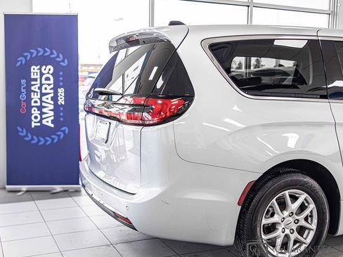 Used 2024 Chrysler Pacifica Touring-L FWD image 15