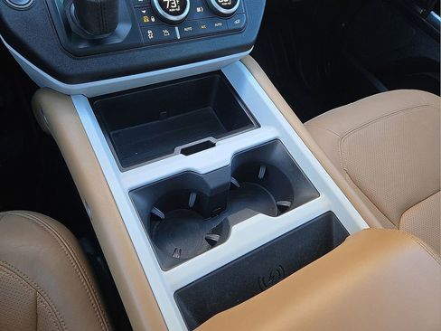 Used 2025 Land Rover Defender 110 X-Dynamic SE image 28