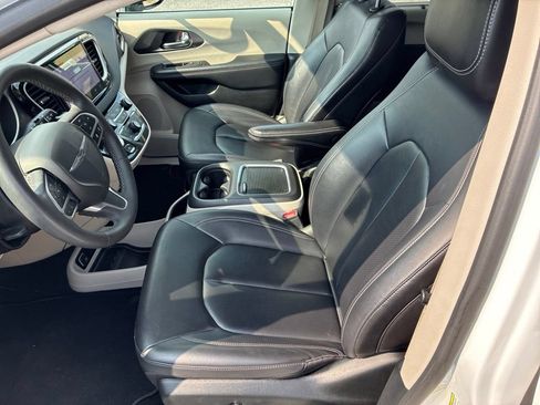 Used 2024 Chrysler Pacifica Touring-L FWD image 11