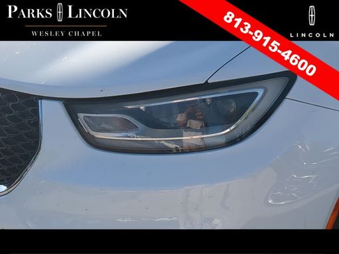 Used 2021 Chrysler Pacifica Touring-L w/ Uconnect Theater Family Group FWD image 11
