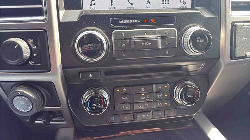 Used 2016 Ford F150 Platinum w/ Equipment Group 701A Luxury AWD/4WD image 34