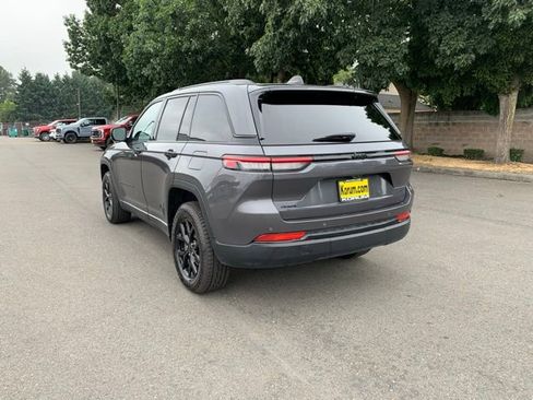 Used 2024 Jeep Grand Cherokee Altitude image 3