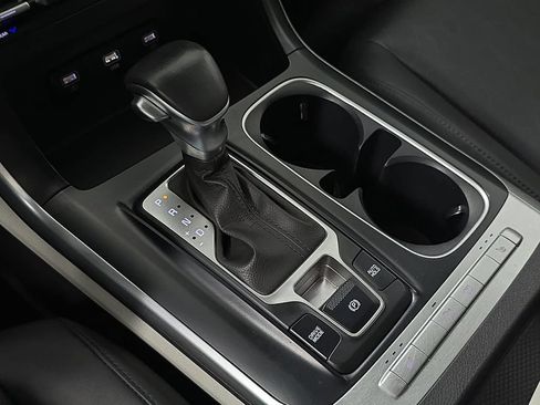 Used 2022 Kia Carnival LX FWD image 19