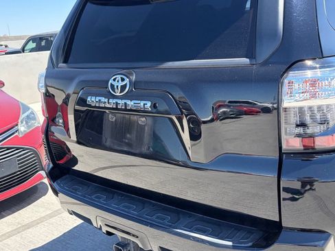 Used 2017 Toyota 4Runner SR5 AWD/4WD image 4