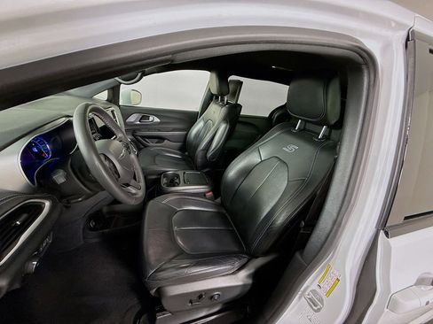Used 2022 Chrysler Pacifica Touring-L w/ Uconnect Theater Family Group FWD image 23