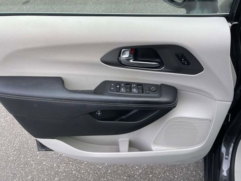 Used 2022 Chrysler Pacifica Touring-L image 15