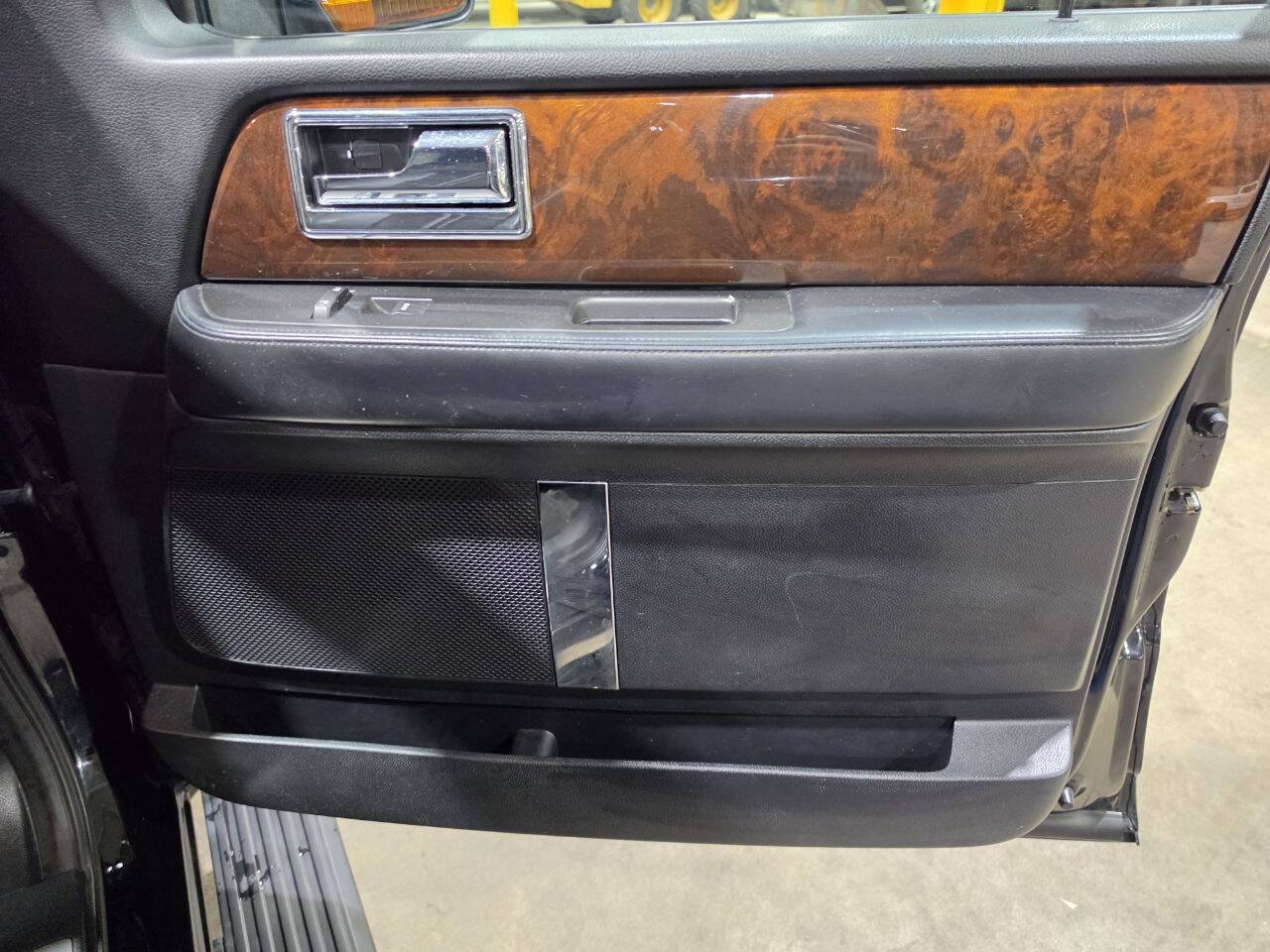 Used 2017 Lincoln Navigator Select AWD/4WD image 38