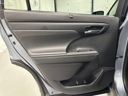 Used 2020 Toyota Highlander XLE AWD/4WD image 40