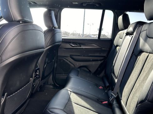 New 2025 Jeep Grand Cherokee Altitude image 11