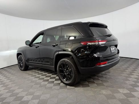 Used 2025 Jeep Grand Cherokee Altitude image 10