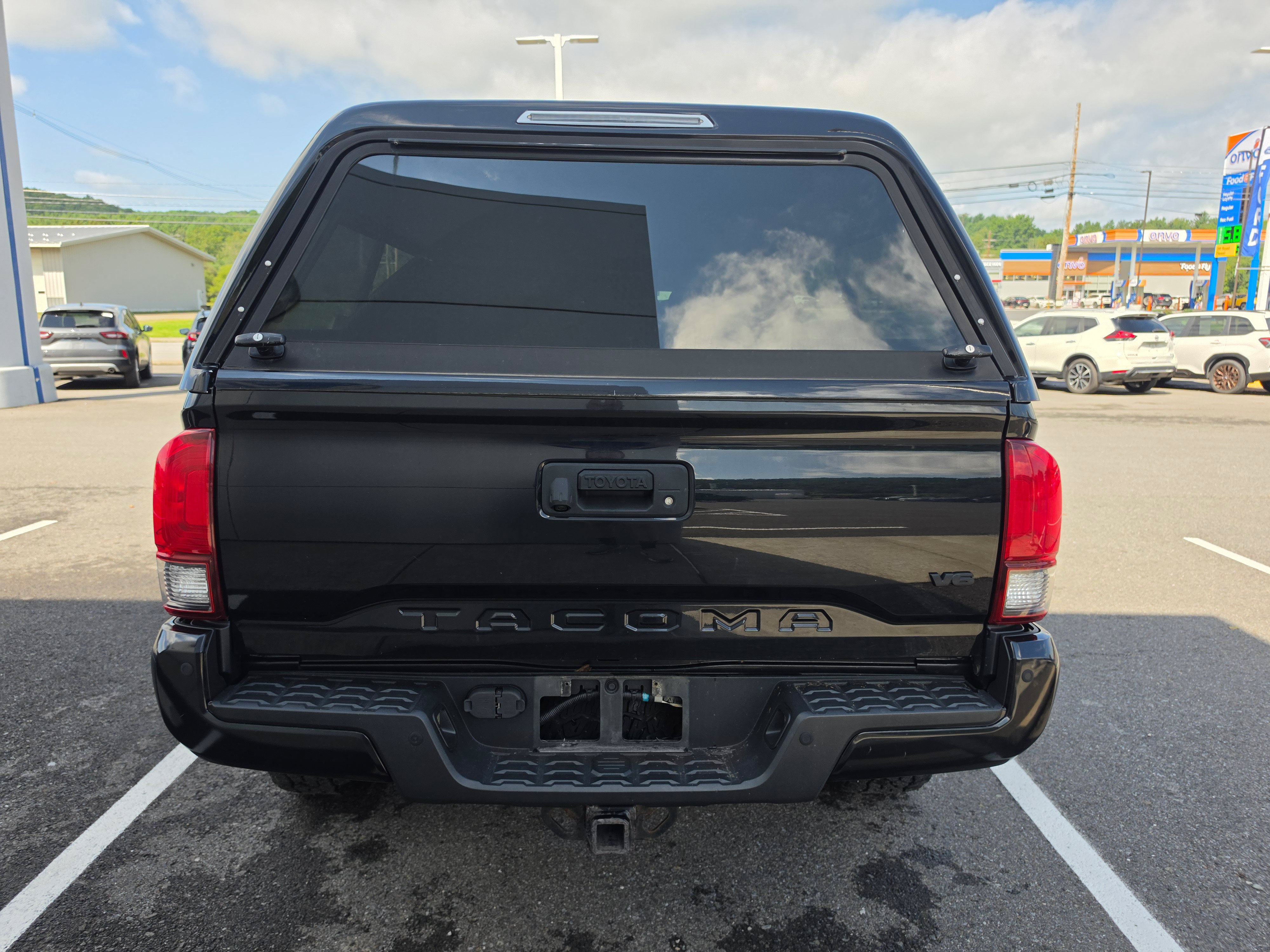 Used 2019 Toyota Tacoma TRD Sport w/ TRD Premium Sport Package AWD/4WD image 4