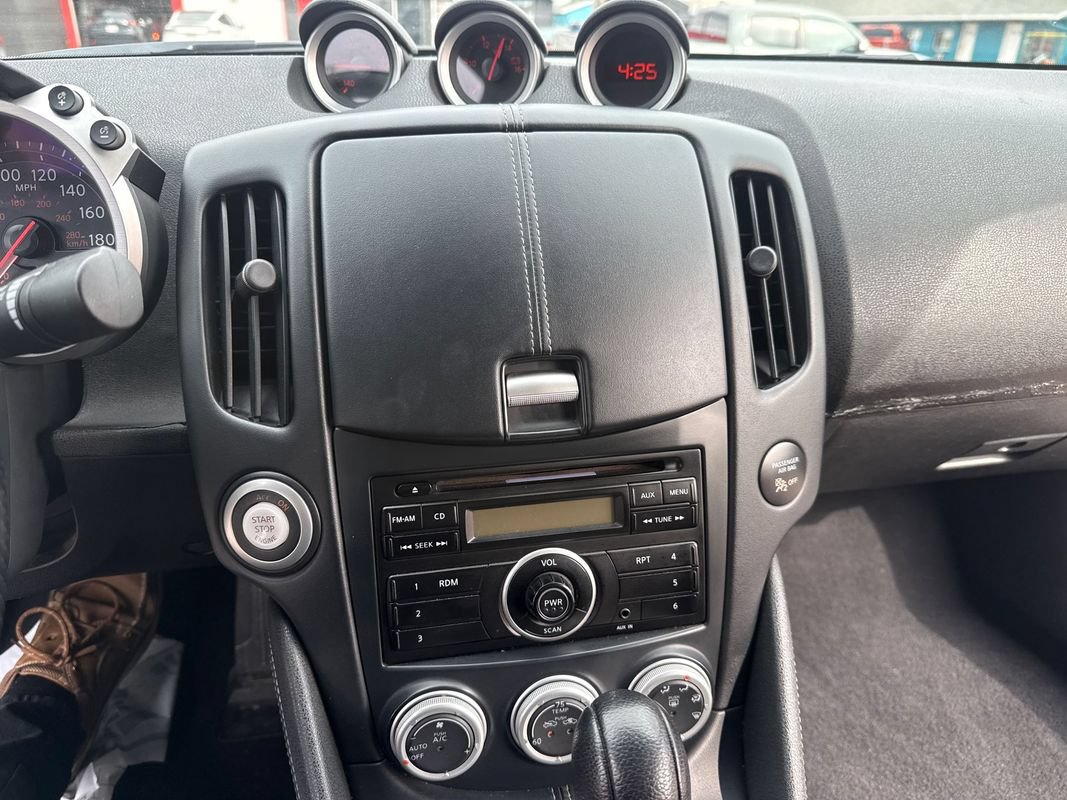 Used 2011 Nissan 370Z Coupe RWD image 22