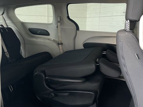 Used 2018 Chrysler Pacifica L image 15