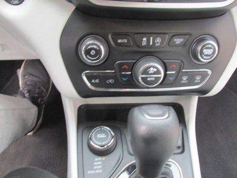 Used 2020 Jeep Cherokee Limited image 74