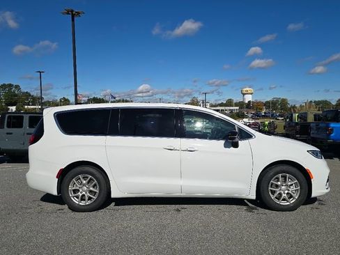 New 2026 Chrysler Pacifica Select image 2